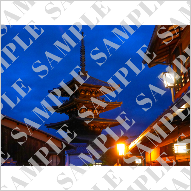 清水寺の夜の三重塔